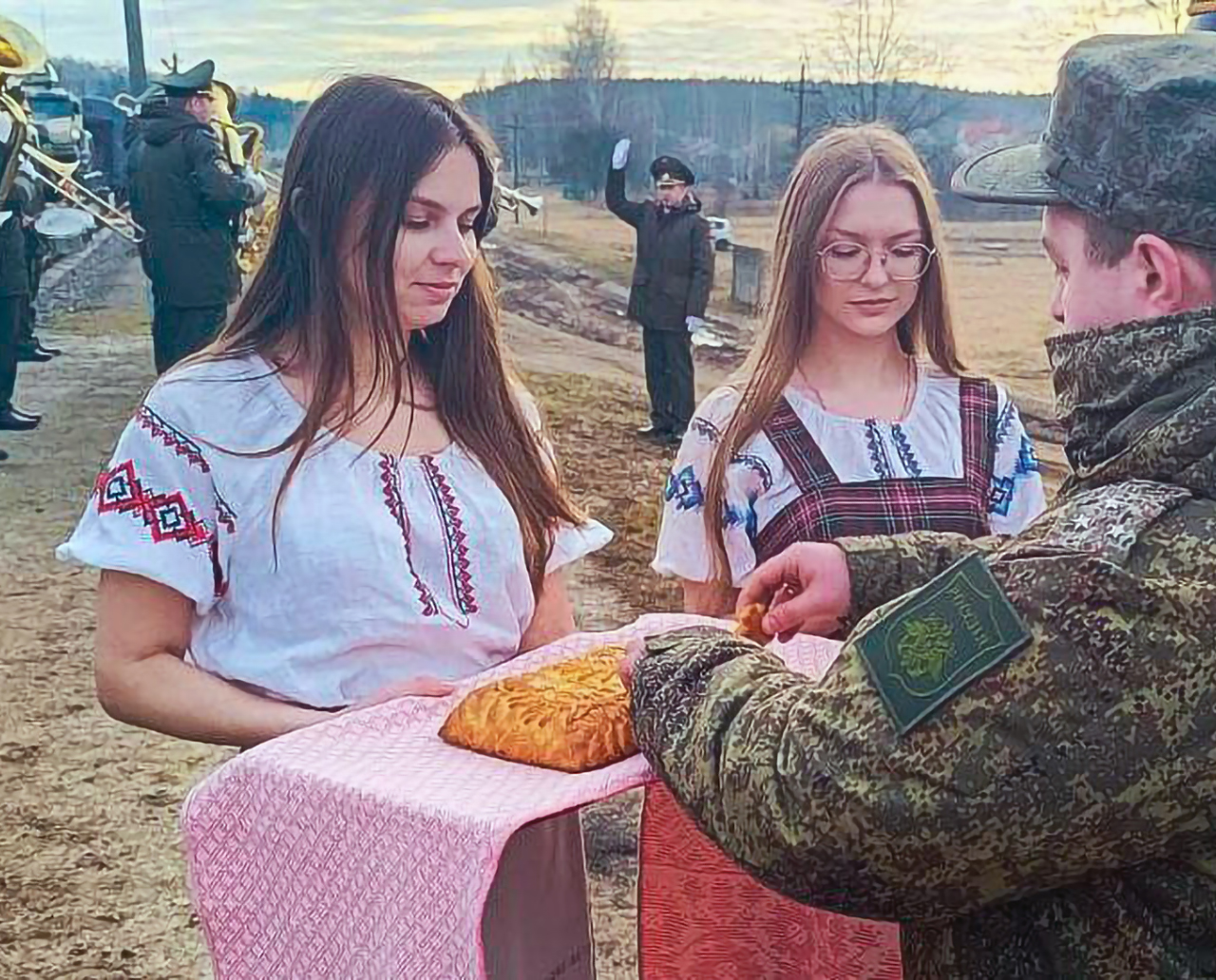 4 - Фотографии с места встречи российских военных после прибытия и разгрузки воинского эшелона №961 на станции Озерище